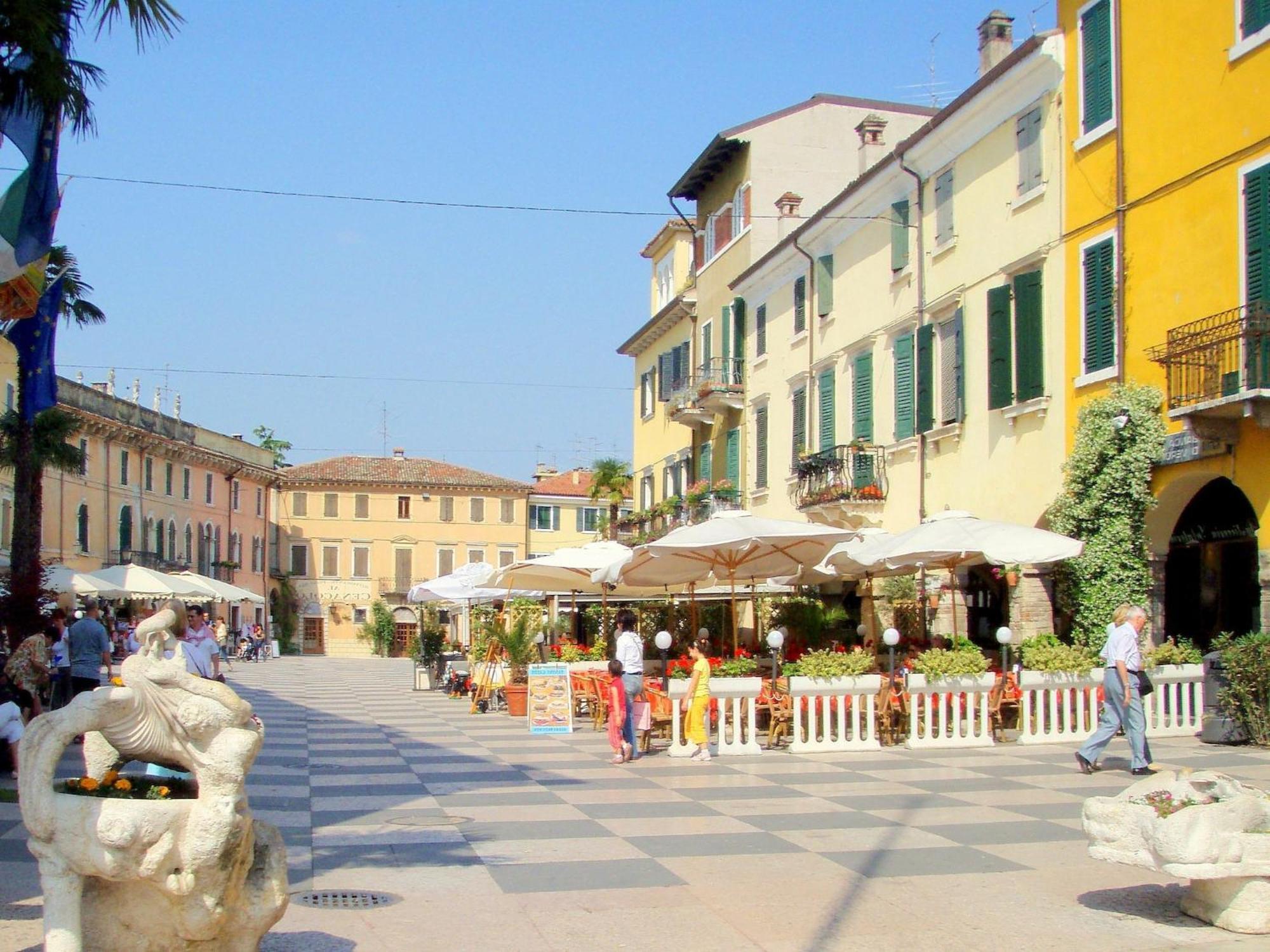 Enticing Holiday Home In Lazise With Swimming Pool ภายนอก รูปภาพ