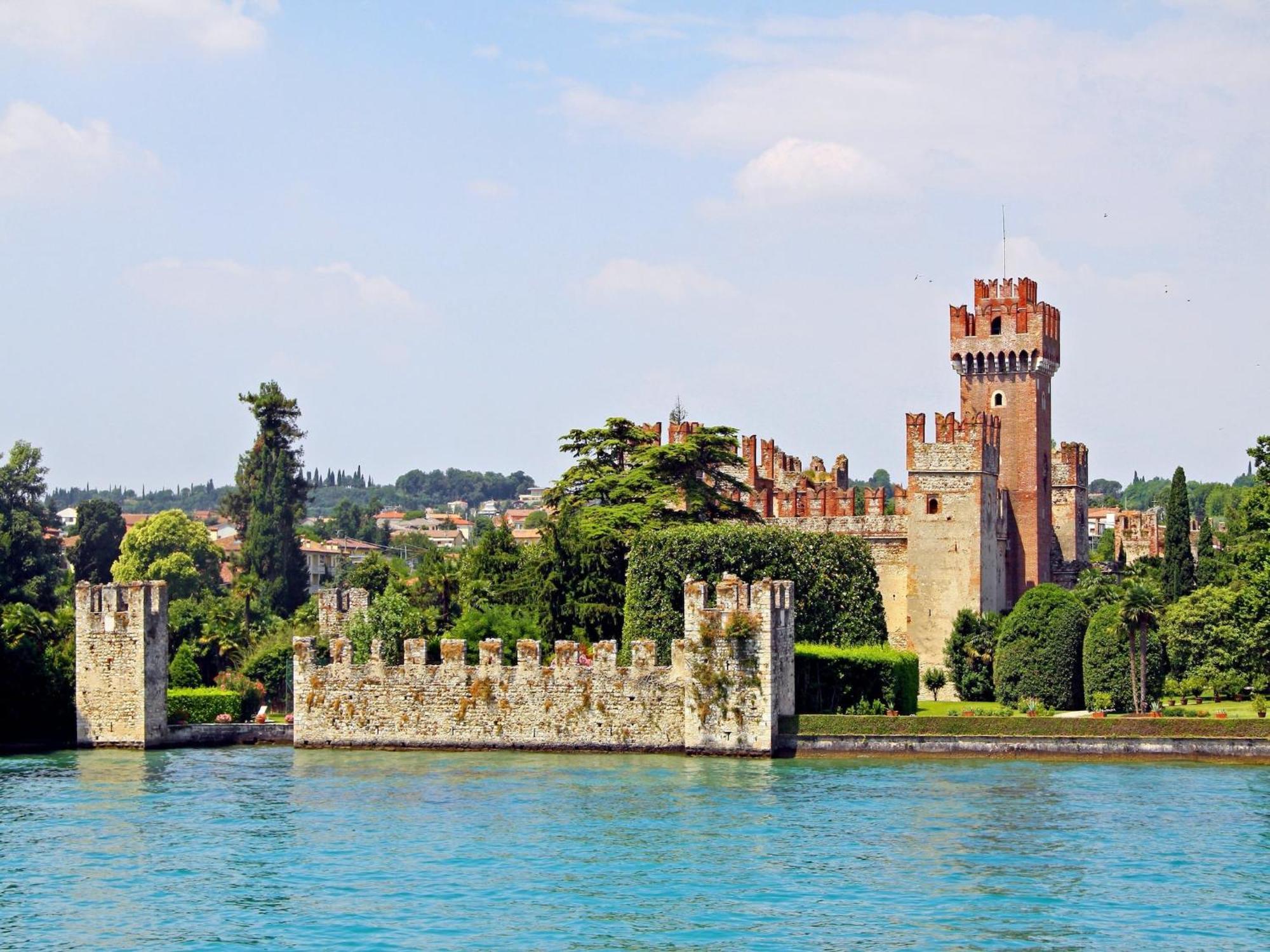 Enticing Holiday Home In Lazise With Swimming Pool ภายนอก รูปภาพ