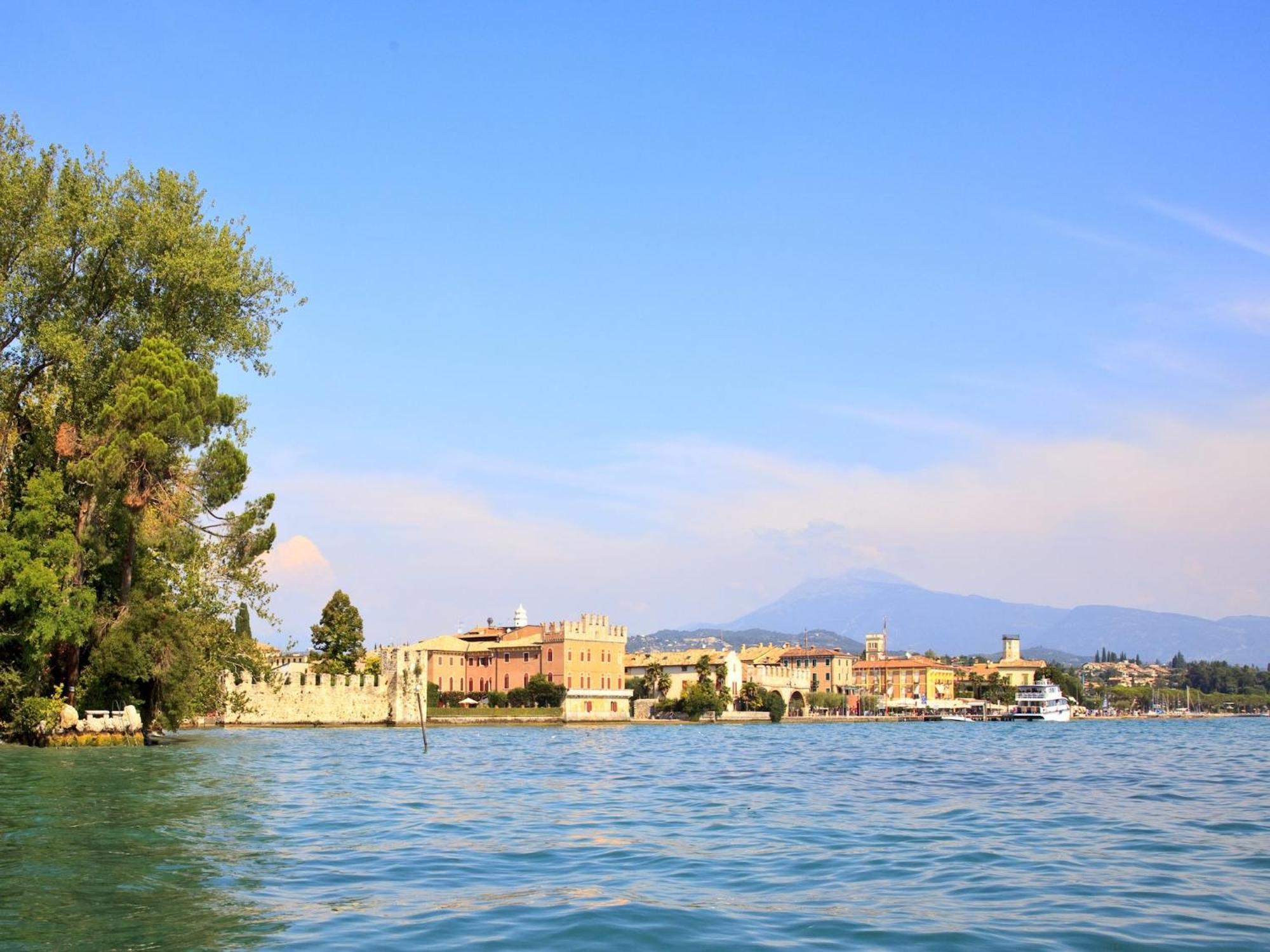 Enticing Holiday Home In Lazise With Swimming Pool ภายนอก รูปภาพ