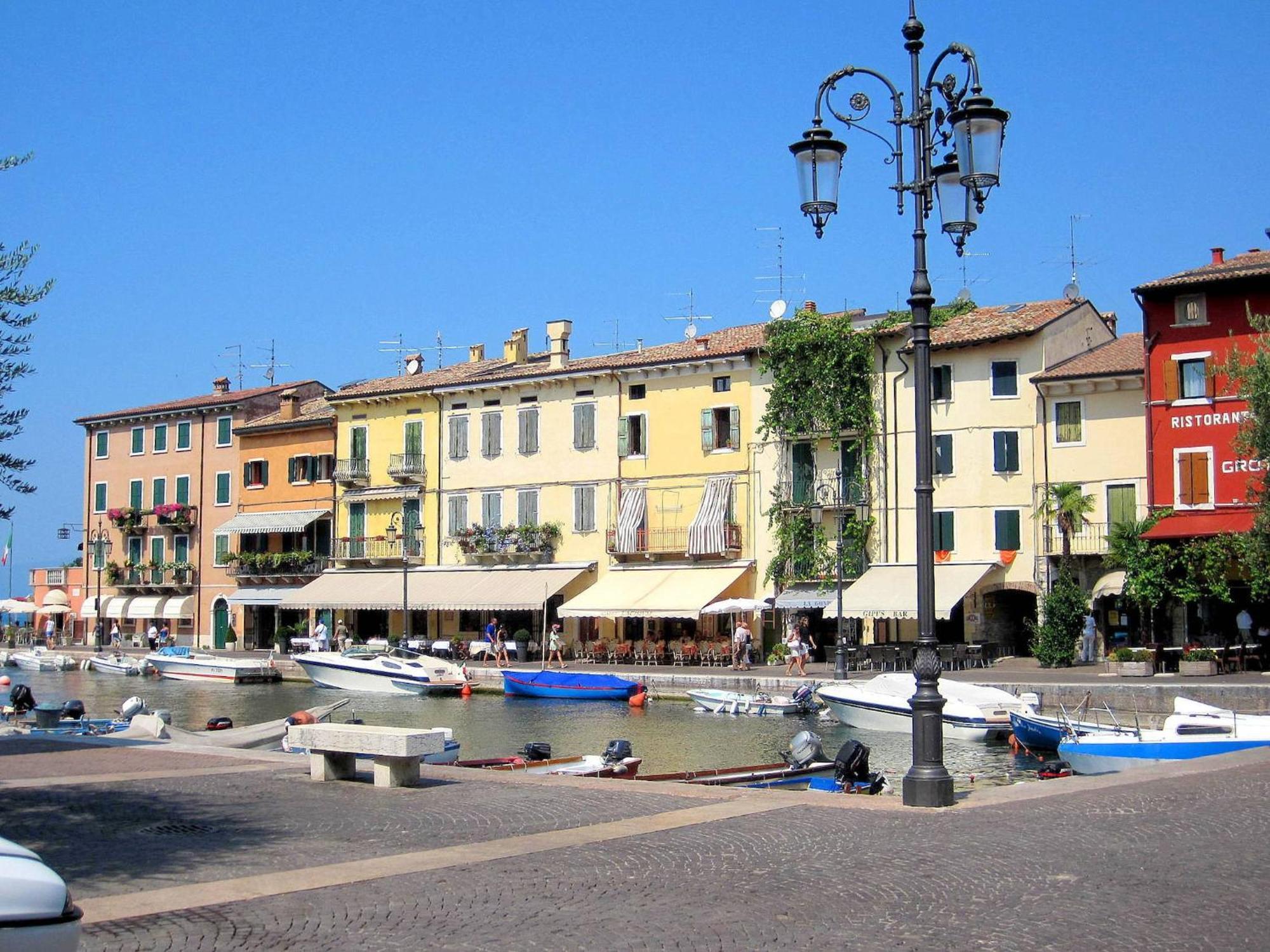 Enticing Holiday Home In Lazise With Swimming Pool ภายนอก รูปภาพ